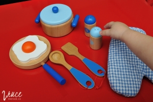 Dětské dřevěné nádobí Viga - hrnec, pánev, vařečka, naběračka, slánka, pepřenka a chňapka