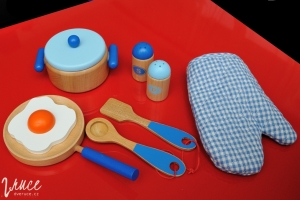 Dětské dřevěné nádobí Viga - hrnec, pánev, vařečka, naběračka, slánka, pepřenka a chňapka