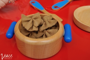 Dřevěný kastrolek s těstovinami z filcu