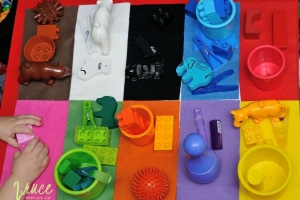 Třídění barev na podklad z filcu - různé hračky